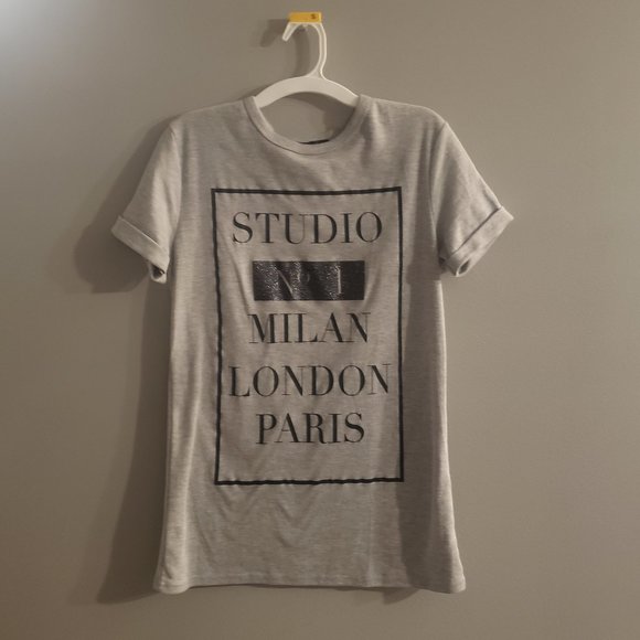 Boohoo Tops - EUC Cute Gray Graphic Tee